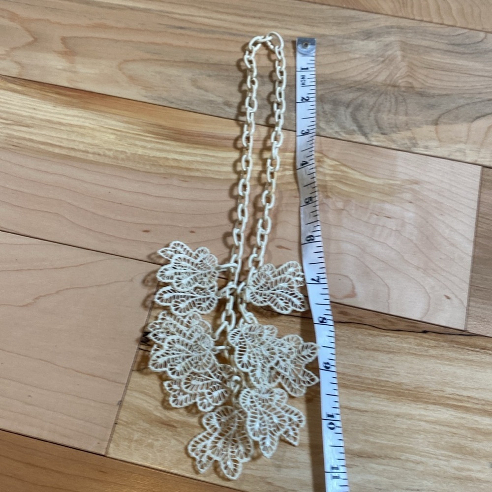 Vintage Lacey leaf Necklace - Picture 2 of 8